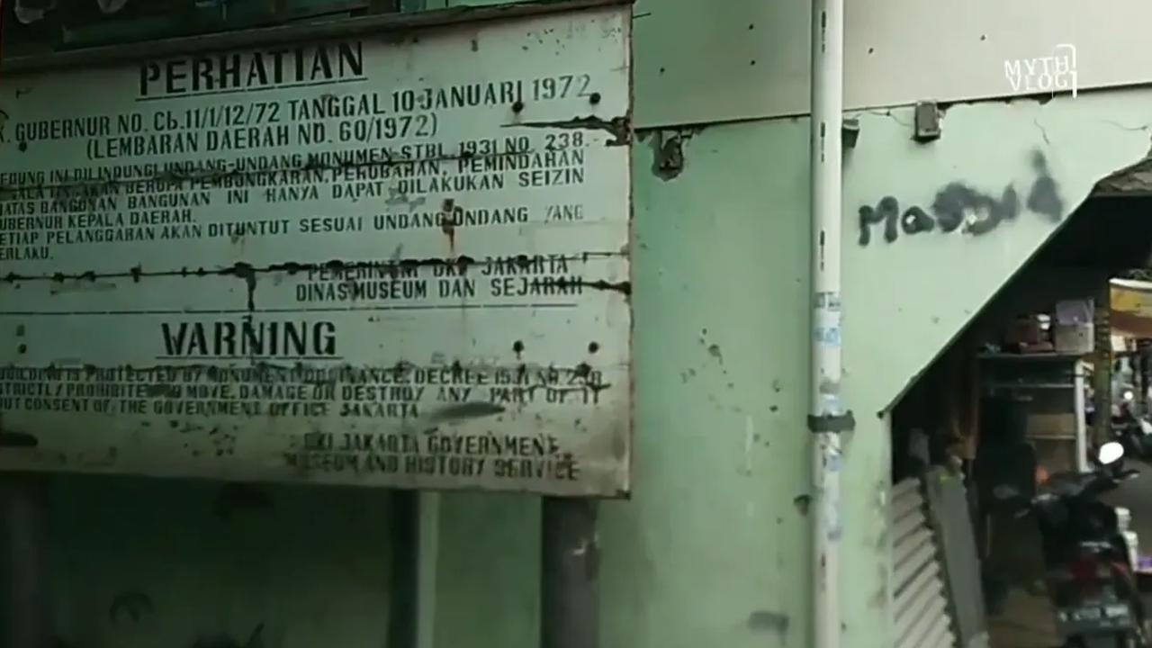 Berdiri di atas tanah wakaf orang India