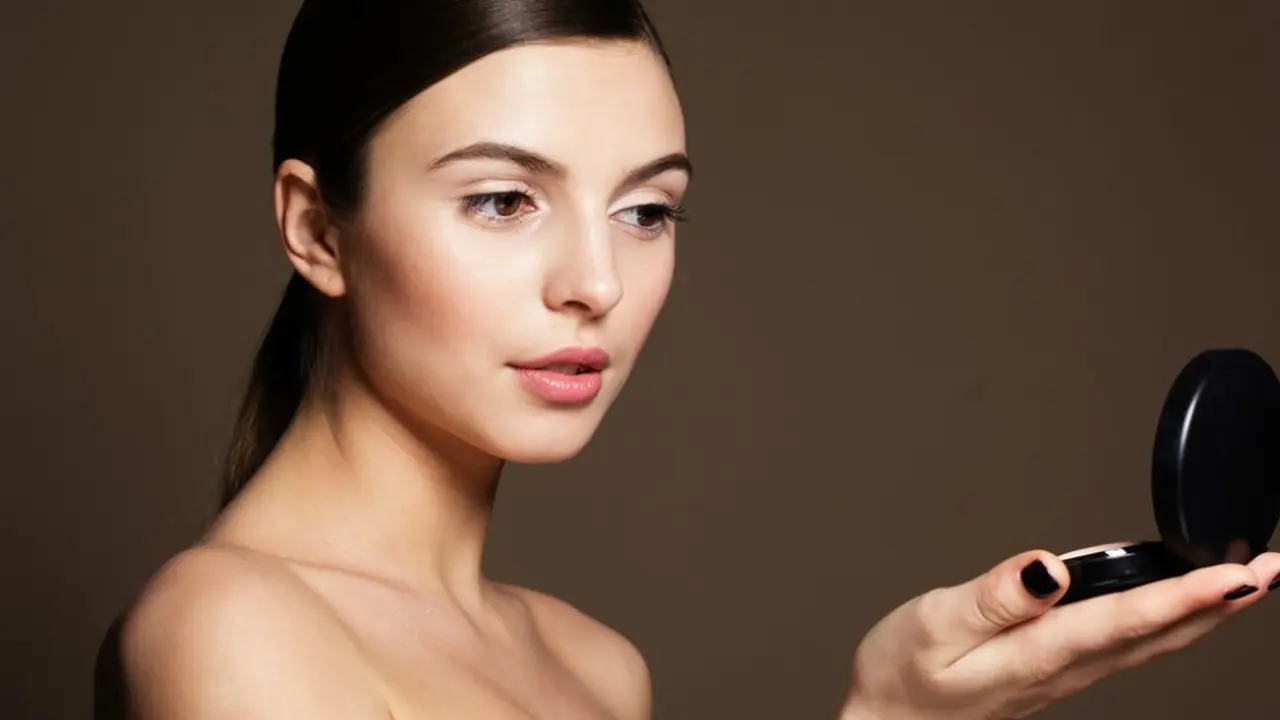 Siapa Suka Makeup Glowing? Lihat yang Satu Ini Deh!