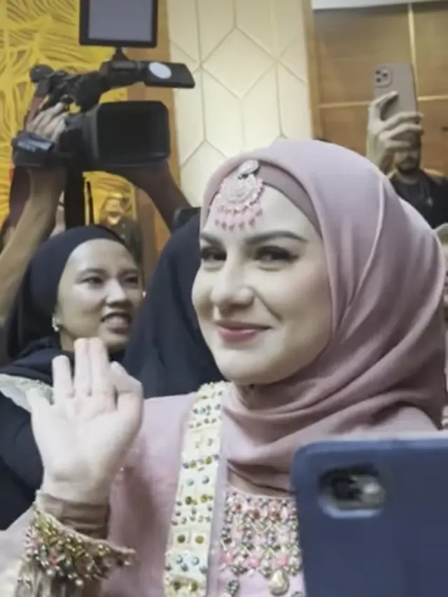 Irish Bella Tampil dengan Busana Bollywood