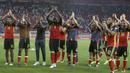 Para pemain Belgia memberikan salam kepada fans usai menang atas Yunani pada laga grup H kualifikasi Piala Dunia 2018 di Georgios Karaiskakis Stadium, Piraeus port, Yunani, (3/9/2017). Belgia menang 2-1. (AP/Thanassis Stavrakis)