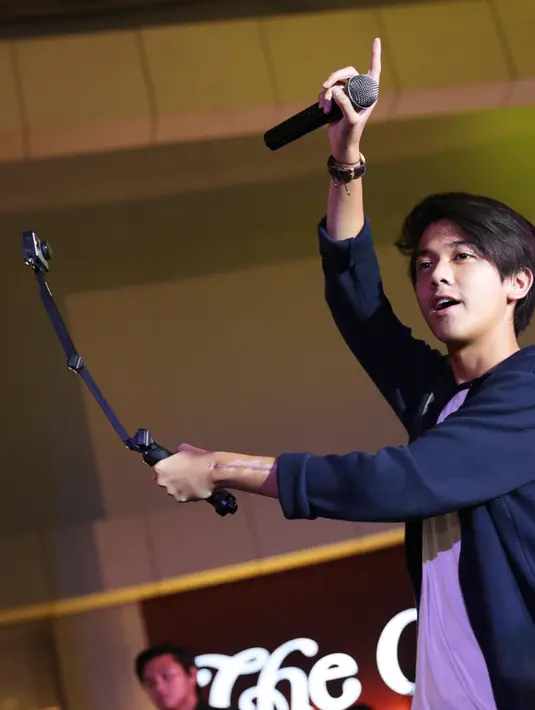 Para penggemar CJR yang lebih akrab disapa Comate, turut memenuhi Unity Stage Downtown Walk, Serpong. (Adrian Putra/Bintang.com)