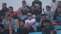 Pelatih PSIS Semarang, Dragan Djukanovic (berkacamata hitam), terlihat menyaksikan laga uji coba antara PSS Sleman kontra Persipura Jayapura di Stadion Maguwoharjo, Sabtu (22/2/2020). (Bola.com/Vincentinus Atmaja)