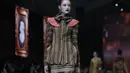 Seorang model memperagakan gaun malam bernuansa emas dalam peragaan Jakarta Fashion Week (JFW) 2027 di City Hall, Pondok Indah Mall 3, Jakarta Selatan, Kamis (29/10/2026). Gaun dengan detail mewah rancangan designer Ivan Gunawan tersebut menghadirkan kesan elegan di atas panggung mode. (KLY/Budy Santoso)
