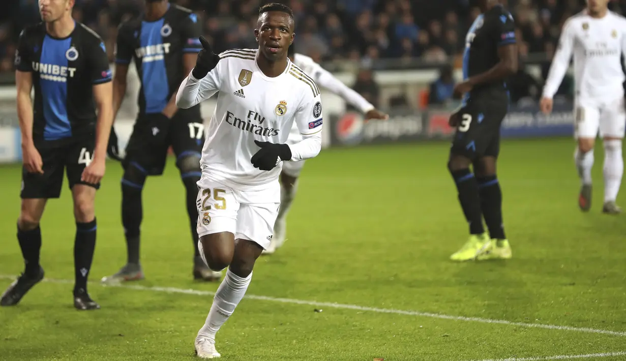Penyerang Real Madrid, Vinicius Junior berselebrasi usai mencetak gol ke gawang Club Brugge pada pertandingan Grup A Liga Champions di stadion Jan Breydel di Bruges, Belgia (11/12/2019). Real Madrid menang 3-1 atas Club Brugge. (AP Photo/Francisco Seco)