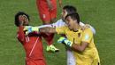 Kiper Bolivia, Romel Quinonez (kanan) dan bek Ronald Raldes bersitegang dengan striker Peru, Jose Reyna. (AFP PHOTO/NELSON ALMEIDA)