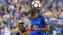 Duel Kylian Mbappe (kanan) dan pemain Belanda, Timothy Fosu-Mensah pada kualifikasi Piala Dunia 2018 Grup A di Stade de France stadium, Saint-Denis, (31/8/2017). Prancis menang 4-0. (AP/Francois Mori)