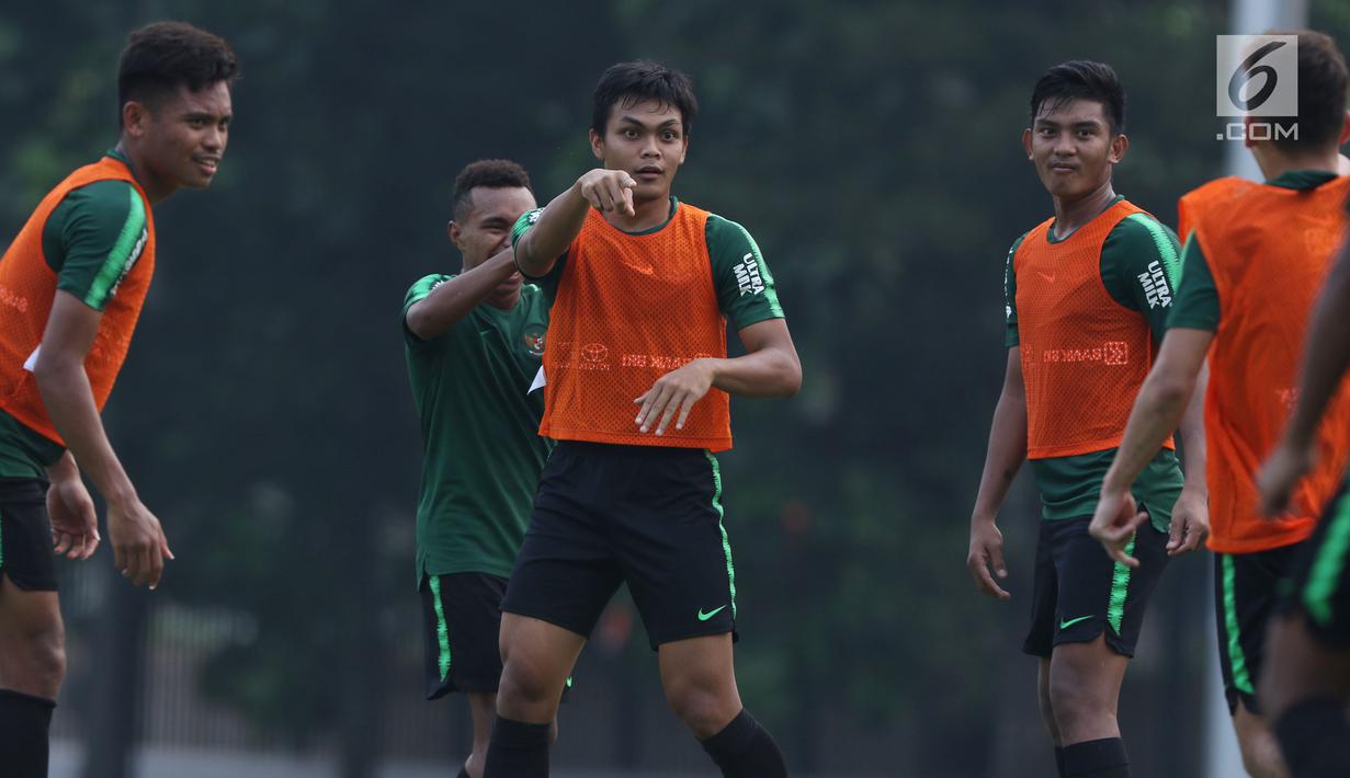 Pemain Timnas Indonesia U-19, Rachmad Irianto (tengah) saat latihan jelang laga perdana Grup A Piala AFC U-19 di Lapangan A Kompleks GBK, Jakarta, Rabu (17/10). Indonesia akan melawan Chinese Taipei, Kamis (18/10). (Liputan6.com/Helmi Fithriansyah)