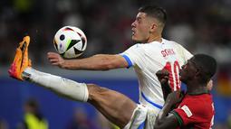 Portugal berhasil memetik 3 poin dengan susah payah usai menang 2-1 atas Republik Ceko. (AP Photo/Ebrahim Noroozi)