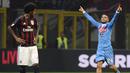 Pemain Napoli Lorenzo Insigne (kanan) merayakan golnya disaksikan pemain AC Milan Luiz Adriano  dalam lanjutan Liga Seri A di San Siro Stadium, Milan, Senin (05/10/2015). Milah kalah 0-4 dari Napoli. (REUTERS/Giorgio Perottino)