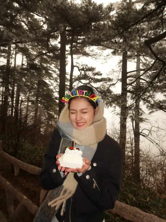 Gaya Zoe Abbas Jackson Rayakan Ultah ke-23 dengan Mendaki Gunung Huangshan, Keluar dari Zona Nyaman