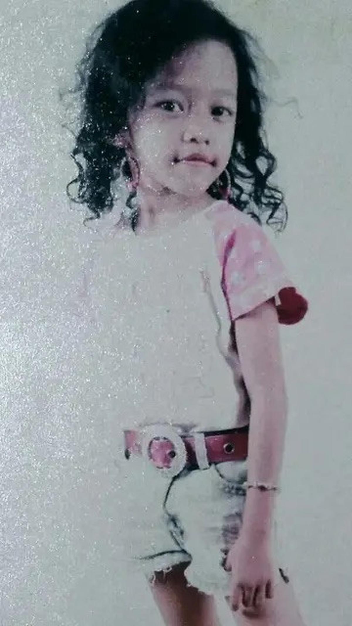 Aura bintang Ummi sudah terlihat sejak kecil. Ia tampak sangat akrab dengan kamera meski usianya masih sangat muda.