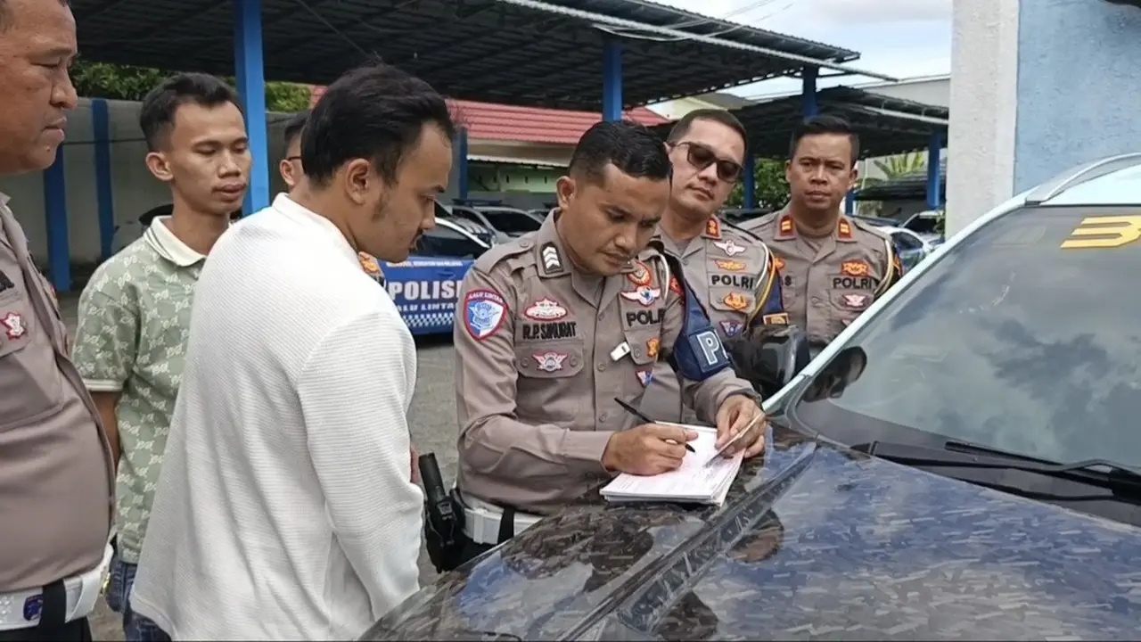 Ditlantas Polda Lampung menindak tegas pria yang viral melakukan aksi joget aura farming di atap mobil saat melintas di Jalan Tol. Foto : (Liputan6.com/Ardi).