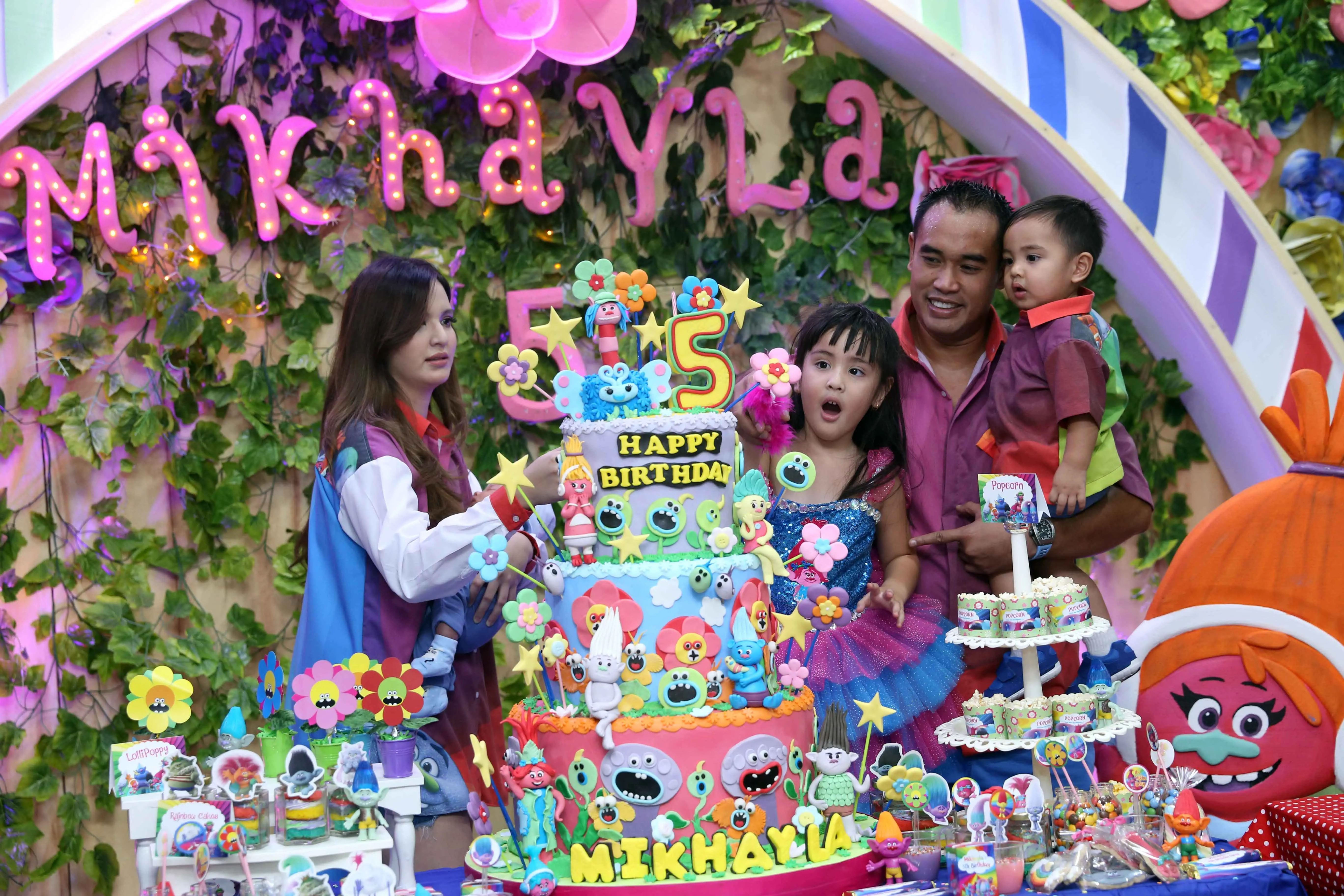 Pasangan Nia Ramadhani dan Ardie Bakrie baru saja menggelar pesta ulang tahun anak pertamanya. Ultah ke-5, Mikhayla Bakrie berlangsung meriah dengan mengusung tema Trolls pada Jumat (2/6/2017). (Nurwahyunan/Bintang.com)