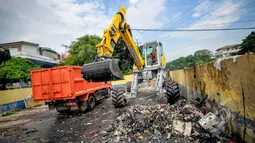 Petugas menggunakan alat berat eskavator spider membersikan sampah di sodetan Kali Sekretaris, Jakarta, Kamis (9/4/2015). Baru satu unit eskavator jenis spider yang dimiliki Dinas Kebersihan DKI Jakarta. (Liputan6.com/Faizal Fanani)