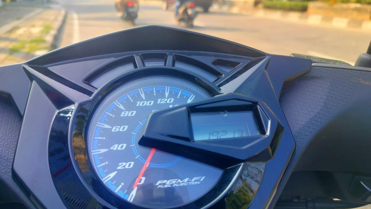 Berapa lama waktu yang diperlukan untuk memanaskan mesin motor injeksi sebelum digunakan, tidak seperti sistem pengabutan karburator?