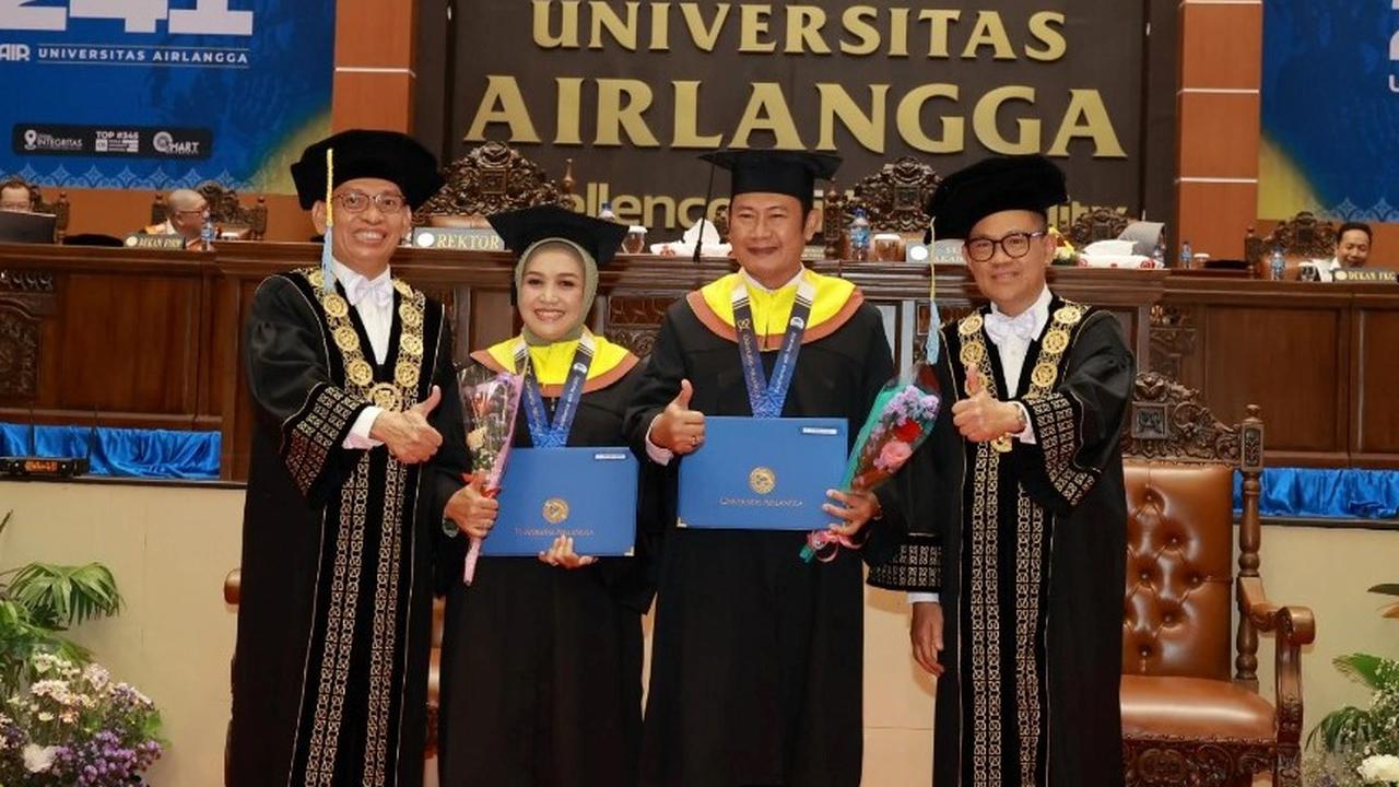 Bupati Lamongan Yuhronur Efendi bersama sang istri Anis Kartikawati dalam wisuda periode 241 Unair Surabaya. (Istimewa)
