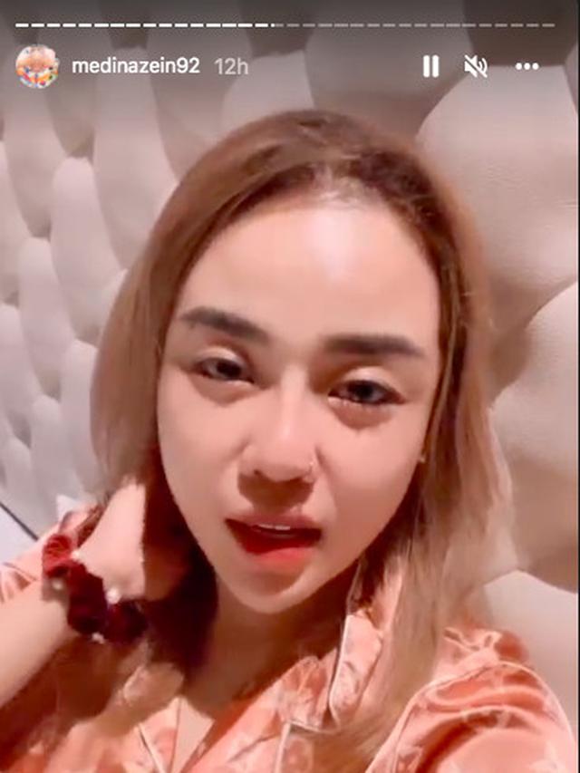 6 Potret Medina Zein Pamer Foto Lepas Hijab, Panen Cibiran Warganet