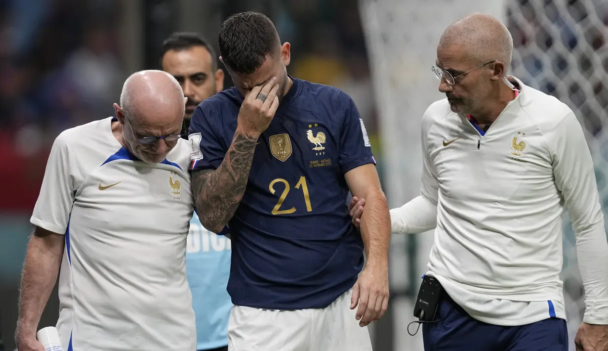 Bek timnas Prancis, Lucas Hernandez meninggalkan lapangan setelah cedera pada penyisihan  Grup D Piala Dunia 2022 kontra Australia di Al Janoub Stadium, Rabu (23/11/2022) dini hari WIB. Lucas Hernandez jadi tumbal kemenangan Prancis saat melawan Australia. (AP Photo/Thanassis Stavrakis)