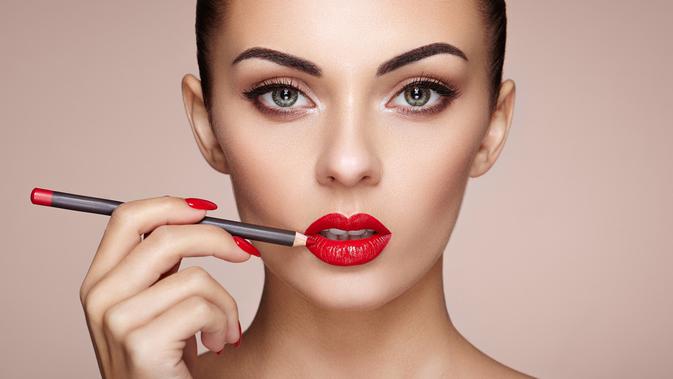 Ilustrasi kecantikan pakai lipstik (iStockphoto/heckmanoleg)