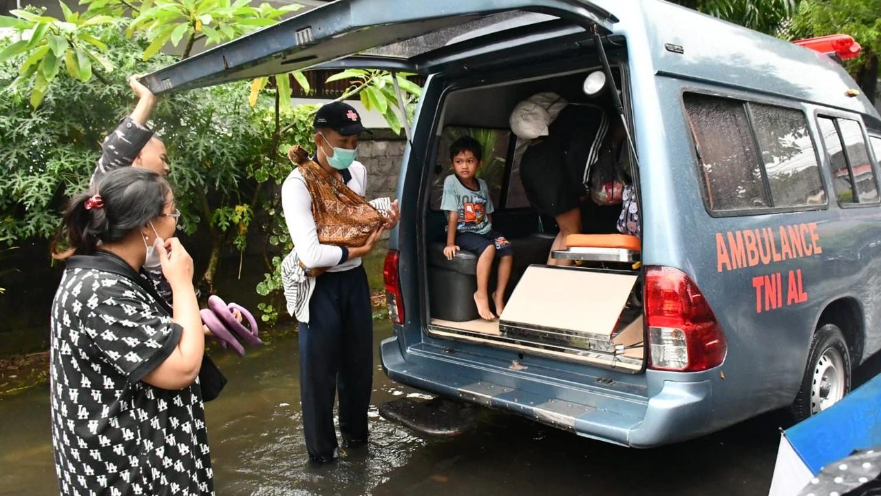 FOTO: TNI AL Bantu Evakuasi Warga Terdampak Banjir di Denpasar Selatan