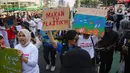 Berdasar penelitian dari UC Davis dan Universitas Hasanuddin yang dilakukan di pasar Paotere Makassar menunjukkan 23% sampel ikan yang diambil memiliki kandungan plastik di perutnya. (Liputan6.com/Angga Yuniar)