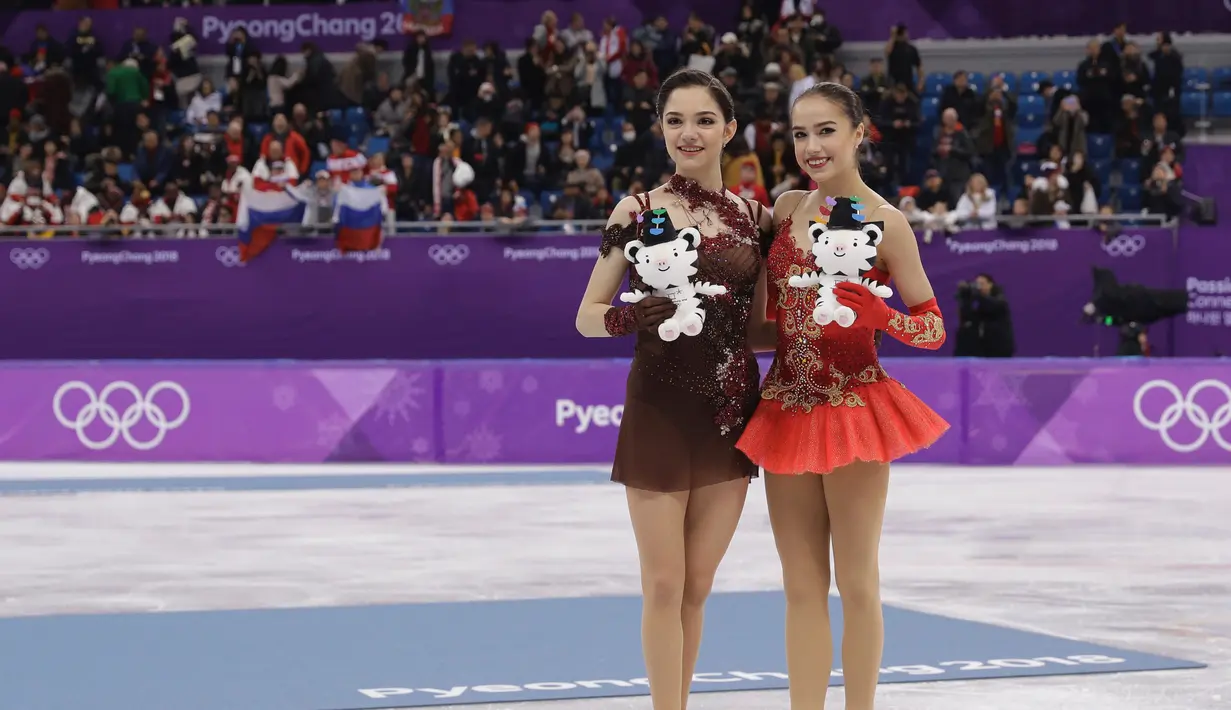 Atlet skating peraih medali emas asal Rusia, Alina Zagitova (kanan) berpose dengan rekan senegaranya yang juga meraih medali perak Evgenia Medvedeva di Olimpiade Musim Dingin Pyeongchang 2018, Korea Selatan, Jumat (23/2).  (AP Photo/David J. Phillip)