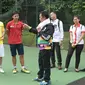 Menpora Imam Nahrawi berbincang dengan atlet Soft Tenis di di kawasan Lapangan Tenis Hotel Sultan, Jakarta.