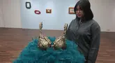 Pengunjung melihat sejumlah karya yang dipamerkan dalam pameran As all gather in commons yang menghadirkan karya lima seniman, Dian Utami, Ella Wijt, Meliantha Muliawan, Sekarputi Sidhiawati, dan Theresia Agustina Sitompul. Pameran ini mengangkat tema domestisitas, identitas, masa kanak-kanak, perempuan, dan keibuan melalui beragam medium, mulai dari lukisan, tekstil, keramik, cetakan, karya tiga dimensi hingga benda temuan. (KLY/Budy Santoso)