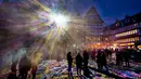 Cahaya menyinari salah satu bangunan di Lapangan Roemer saat acara pembukaan festival cahaya "Luminale" di Frankfurt, Jerman, (20/3). (AP Photo / Michael Probst)