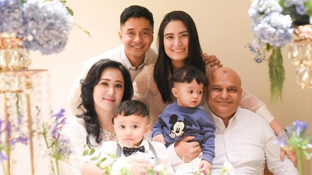 Bak Kakak Adik, Ini 7 Momen Kompak Angbeen Rishi dan Ibu Tirinya Saat Asuh Buah Hati