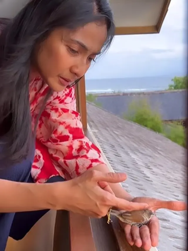 Maudy Koesnaedi selamatkan burung kecil (Instagram/maudykoesnaedi)