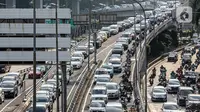 Sejumlah pengendara kendaraan bermotor mengalami kemacetan lalu lintas di Tol Dalam Kota dan Jalan Gatot Subroto Jakarta, Selasa (19/5/2020). Meski masa pembatasan sosial berskala besar (PSBB) masih berlangsung, kemacetan lalu lintas masih terjadi di Ibu Kota. (Liputan6.com/Faizal Fanani)