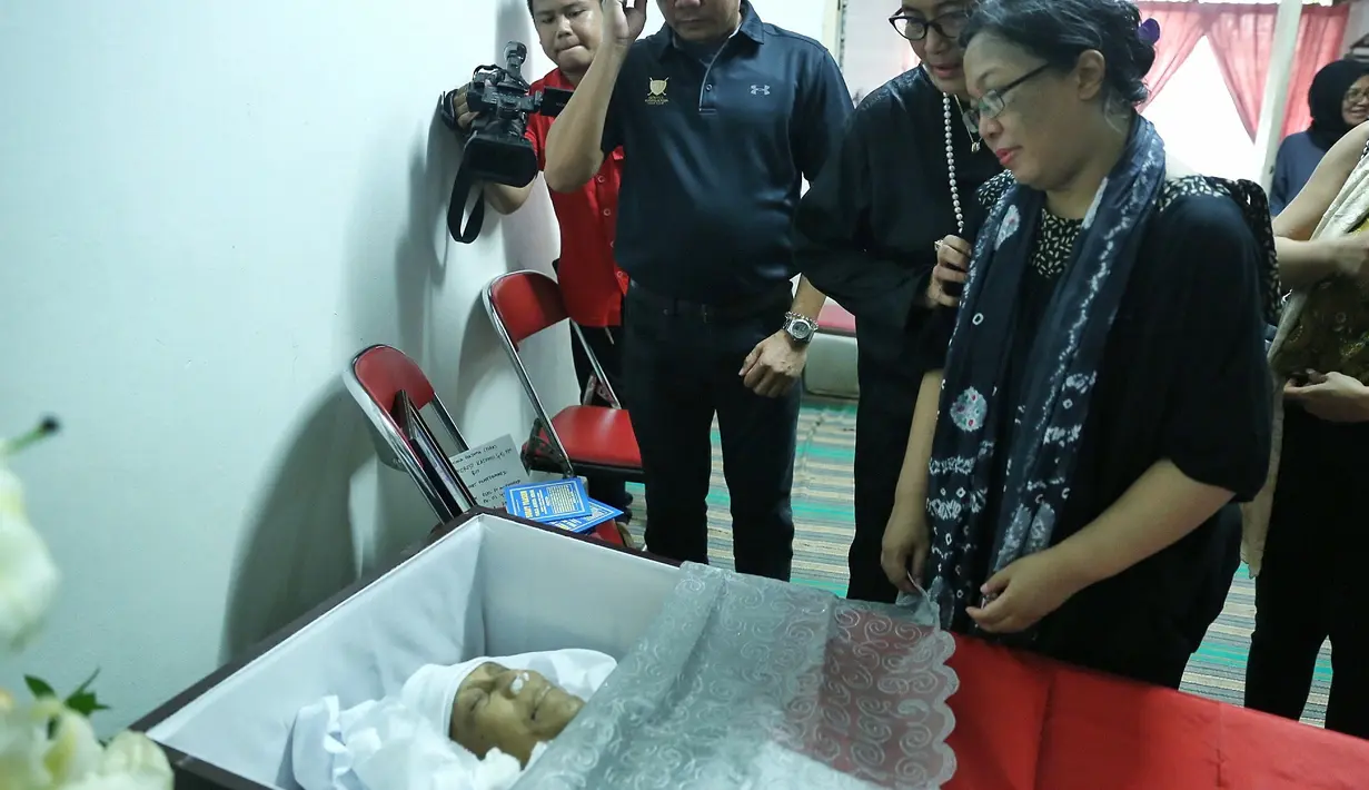 Amoroso mengalami patah tulang di bagian bahu, dan secara perlahan penyakit kanker usus, ginjal dan diabetes mulai merenggut kesehatannya hingga akhirnya ia tutup usia. (Nurwahyunan/Bintang.com)