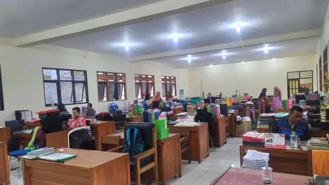 Suasana ruang guru SMK Negeri 2 Bawang, Banjarnegara