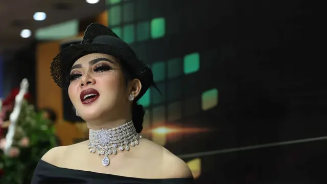 Tak Lagi Cetar Membahana Kini Syahrini Memakai Cadar News Entertainment Fimela Com