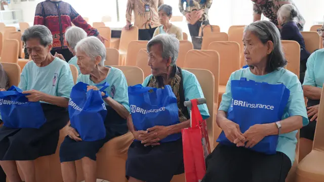 BRI Insurance menyalurkan bantuan ke Yayasan Elsafan di Pondok Bambu Jakarta Timur dan Panti Werdha Berea di Kedoya Jakarta Barat. (Dok BRINS)