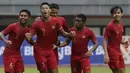Para pemain Timnas Indonesia U-22 merayakan gol yang dicetak Andy Setyo ke gawang Bhayangkara FC pada laga uji coba di Stadion Patriot, Bekasi, Rabu (6/2). Keduanya bermain imbang 2-2. (Bola.com/Yoppy Renato)