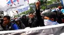 Sebagian besar buruh yang memakai baju hitam itu membawa bendera serikat pekerja dalam aksi demonya, Rabu (30/4/14). (Liputan6.com/Miftahul Hayat) 