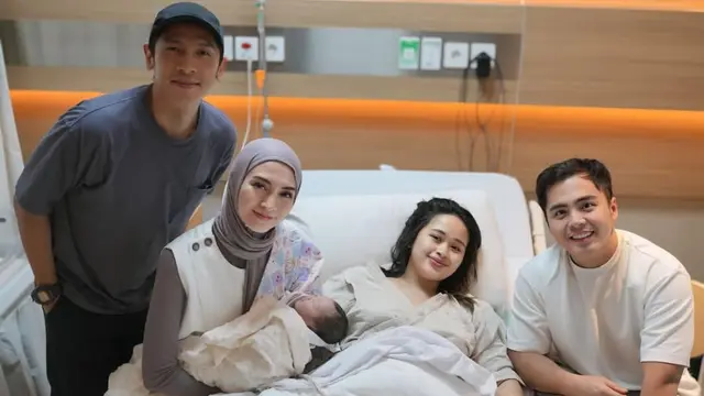 Potret Donita dan Adi Nugroho Jenguk Gritte Agatha yang Baru Lahiran (credit: https://www.instagram.com/donitabhubiy/)
