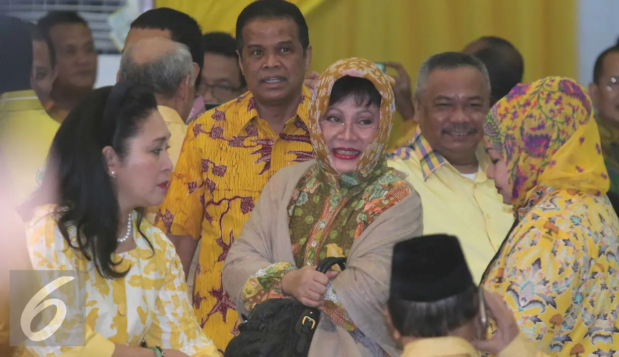 Mantan politikus Partai Golkar Siti Hardiyanti Indra Rukmana (Mbak Tutut) bersama sejumlah tokoh lainnya menghadiri silaturahmi nasional Golkar di Kantor DPP Golkar, Jakarta, Minggu (1/11). (Liputna6.com/Angga Yuniar)