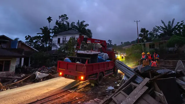 PLN memulihkan kelistrikan setelah bencana di Sumatera Barat. (Foto: PLN)