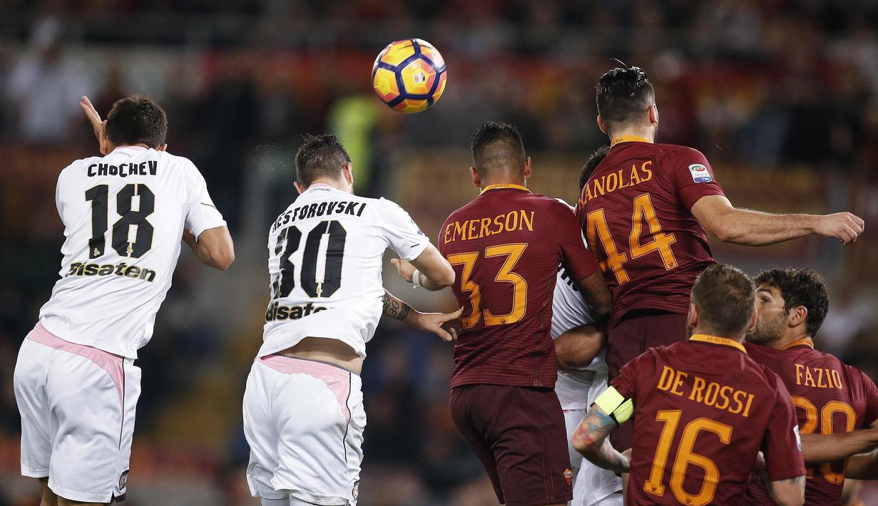 Para pemain AS Roma dan Palermo berebut bola pada lanjutan Serie A di Olimpico stadium, Roma, Senin (24/10/2016) dini hari WIB. (EPA/Riccardo Antimiani)