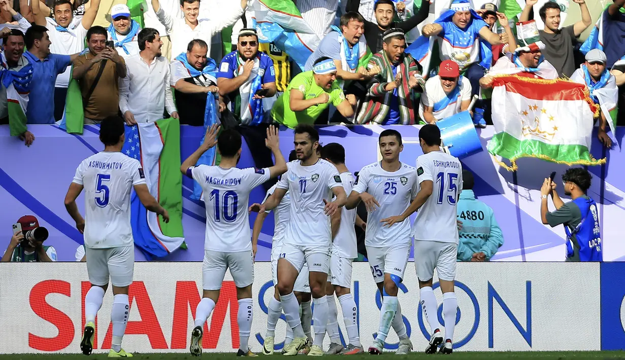Selebrasi para pemain Timnas Uzbekistan setelah mencetak gol pertama ke gawang Thailand melalui gelandang Azizbek Turgunboev pada laga babak 16 besar Piala Asia 2023 di Al Janoub Stadium, Al Wakrah, Qatar, Selasa (30/1/2024). (AP Photo/Hussein Sayed)