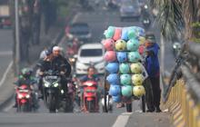 FOTO: Berbahaya, Pejalan Kaki Masih Nekat Lewati Flyover Buaran