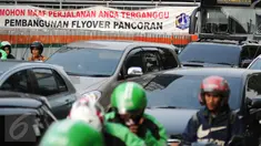 Sejumlah kendaraan melintas di sisi pembangunan flyover Pancoran, Jakarta, Selasa (11/4). Pembangunan flyover Pancoran bertujuan untuk mengurai kemacetan dari arah Cawang menuju Semanggi. (Liputan6.com/Yoppy Renato)