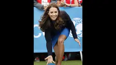 Duchess of Cambridge, Kate Middleton, menyempatkan memainkan permainan khas Afrika Selatan saat berkunjung ke Commonwealth Games Village di Glasgow, Skotlandia, (29/7/2014). (REUTERS/Danny Lawson)