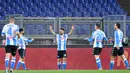 Penyerang Napoli, Dries Mertens (tengah) melakukan selebrasi setelah mencetak gol ke gawang AS Roma pada pertandingan lanjutan Liga Serie A Italia di stadion Olimpiade di Roma, Senin (22/3/2021). Dries Mertens mencetak dua gol dan mengantar Napoli menang atas AS Roma 2-0. (AFP/Alberto Pizzoli)