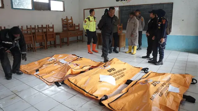 Kantong jenazah korban terdampak bencana longsor di Pasirlangu, Cisarua, Kabupaten Bandung Barat. (Istimewa)