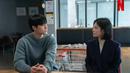 Dia digambarkan sebagai femme fatale atau perempuan ‘mematikan’ yang memiliki kecerdasan serta daya tarik seksual untuk memanipulasi. Namun bukan berarti gaya fasion minimalisnya jadi membosankan. [Foto: @netflix]