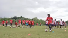 Mantan gelandang Timnas Indonesia, Evan Dimas, memberikan coaching clinic kepada pesepak bola muda di acara Festival Sepak Bola Rakyat di Stadion Ora Flobamora, Labuan Bajo, Nusa Tenggara Timur, Sabtu (13/12/2025). (dok. Garuda Gemah Nusantara)